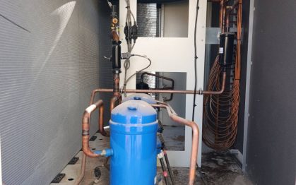 Mise en service de trois rooftops Airfinity – IC038 ST , d’une puissance frigorifique de 48 kW par unité, soit une puissance totale installée de 144 kW, sur le site ENAFOR – KERUI US à Hassi Messaoud Wiliya de Ouargla